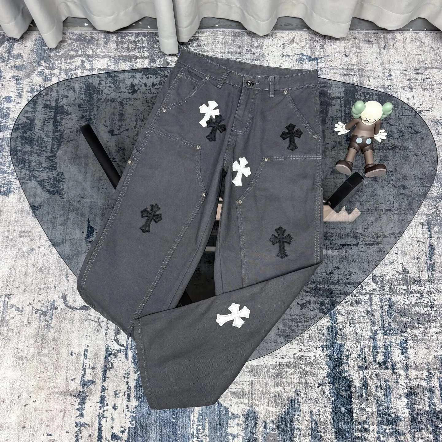 P280 Chrome hearts Cross patch leather jeans workwear logging pants Chrome hearts logging pants are here! ! ! CH Croix Heart Double Knee Cross Patch Leather Bo1 Style Logging Pants Straight-leg Work Pants B136 Croix Heart Cross Sanskrit Overalls Price 34W Level, patchwork cross pattern embellishment, high-waisted washed jeans! ! Absolutely high-end luxury products, 1.9W level god-level single products, super popular products, made by top heavy industry, not to be missed. About Zangyin, this is an extremely luxurious fashion brand, which can also be called the nobles of the high street. It has always been an exclusive brand of some hipsters or rich second generation. Compared with ordinary high streets, it is more luxurious and noble. Compared with luxury brands, it has a more fashionable personality and has always been a brand that I have a special liking for. Imported yarn is custom-woven into a high-density twill canvas, which ensures a crisp silhouette while also making the fabric feel very delicate. It follows the B01 classic silhouette, with a crisp and stylish upper body. The ready-made garments are stone-ground and fermented and can be matched with any style. Buttons and zinc are washed with genuine YKK retro metal products. Double-layered canvas on the front. Perfect details. All hardware is perfect. Size: s-XXL Color: Gray